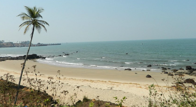 Redi Beach, Sindhudurg, Maharashtra - Vushii.com